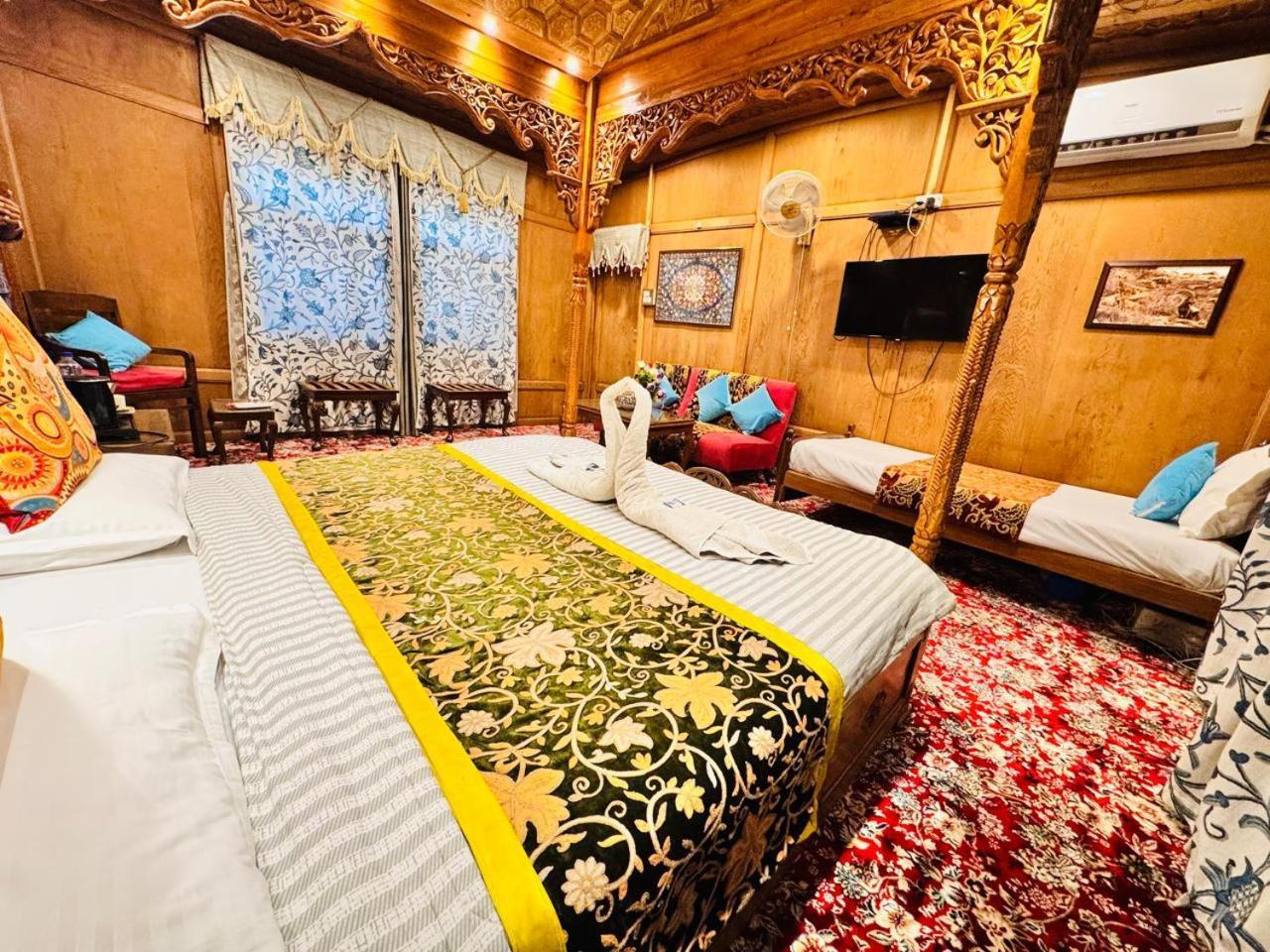 Crown Of India Group Of Houseboats 호텔 Srīnagar 외부 사진