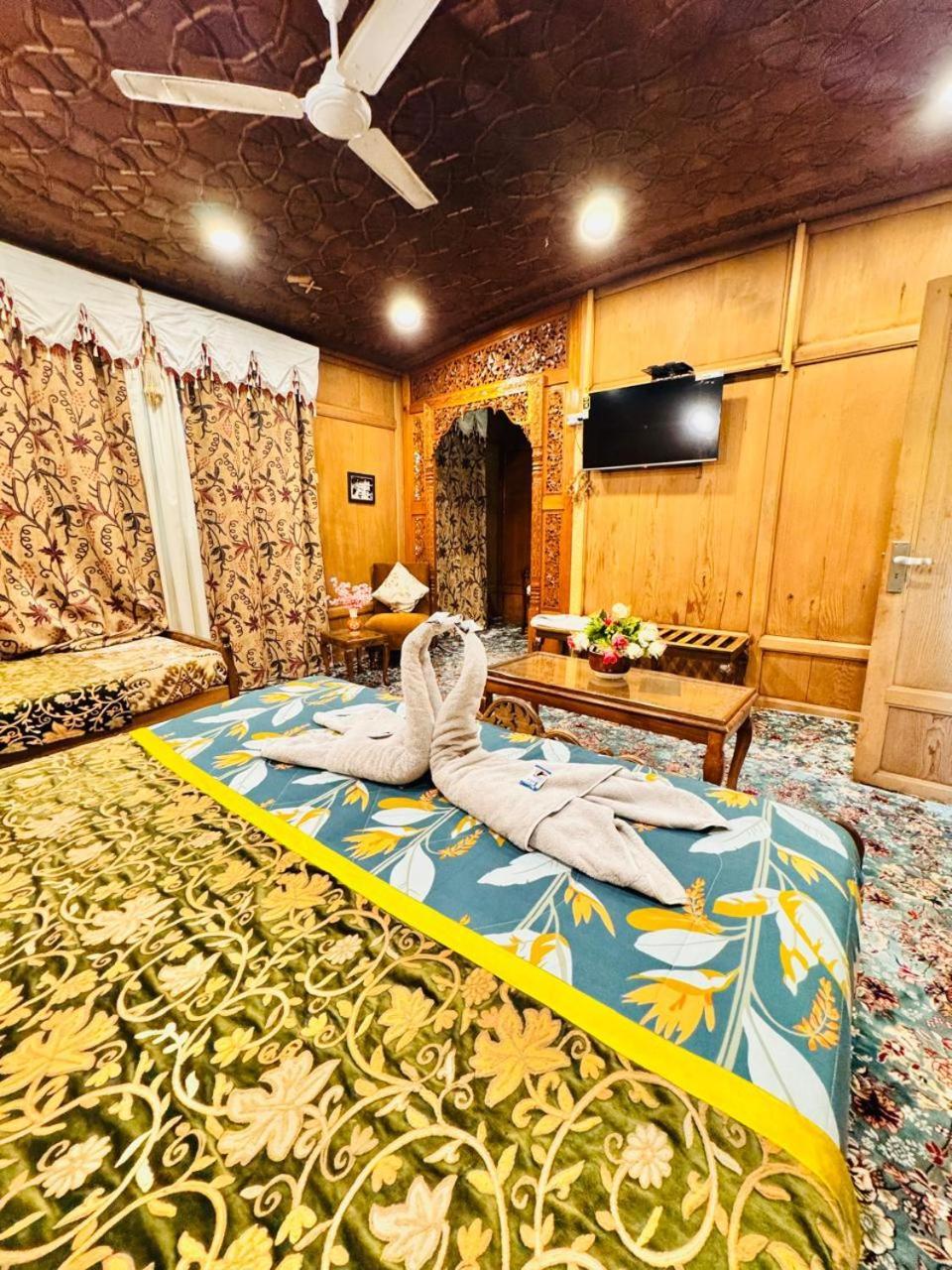 Crown Of India Group Of Houseboats 호텔 Srīnagar 외부 사진